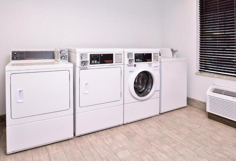 בית מלון כפרי Holiday Inn Express & Suites Emporia Northwest, An Ihg