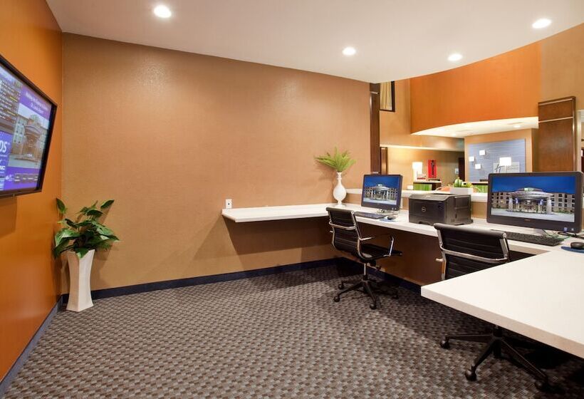 ホテル Holiday Inn Express & Suites St Louis Airport, An Ihg