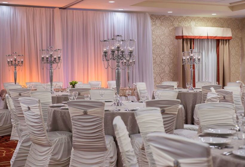 בית מלון כפרי Homewood Suites By Hilton Winnipeg Airport Polo Park, Mb