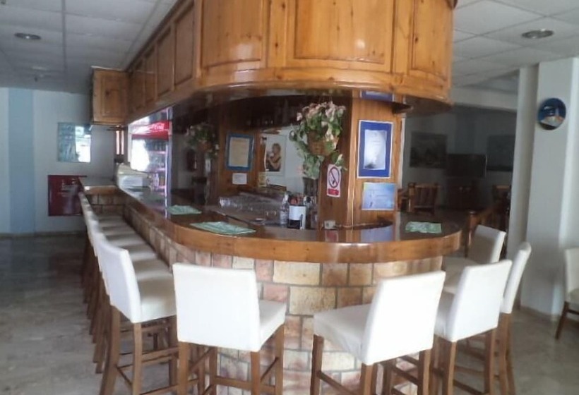 Отель Kamari Bay