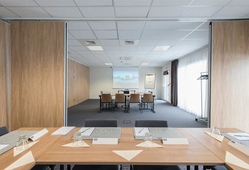 Отель Kyriad La Rochelle Centre  Les Minimes