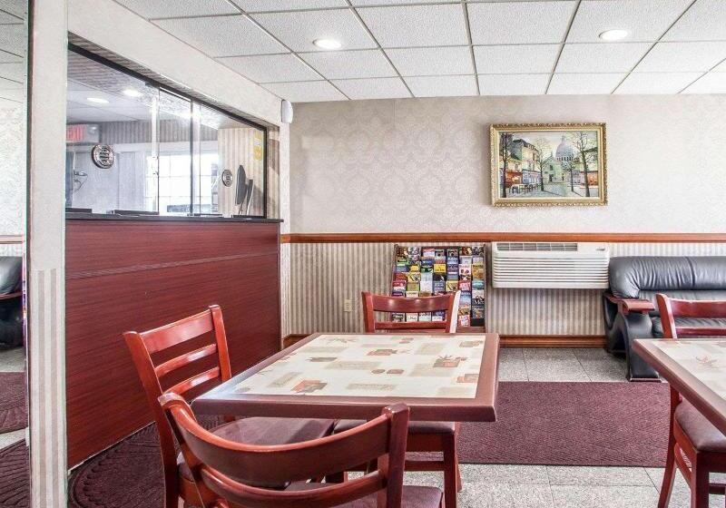 בית מלון כפרי Rodeway Inn