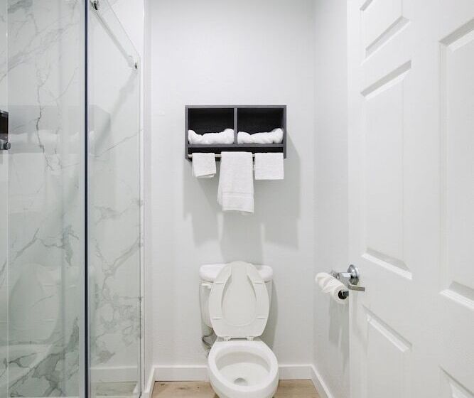 בית מלון כפרי Sapphire Inn And Suites