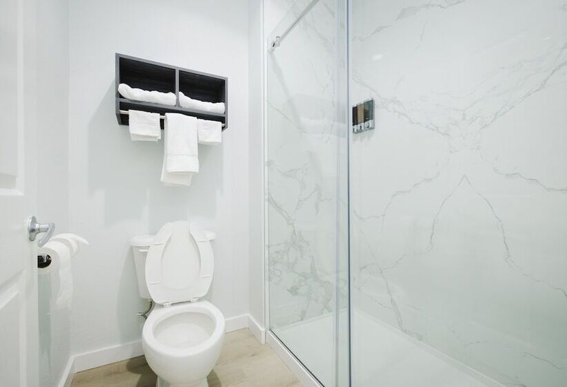 ホテル Sapphire Inn And Suites