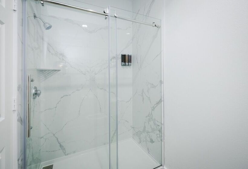 ホテル Sapphire Inn And Suites