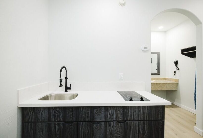 ホテル Sapphire Inn And Suites