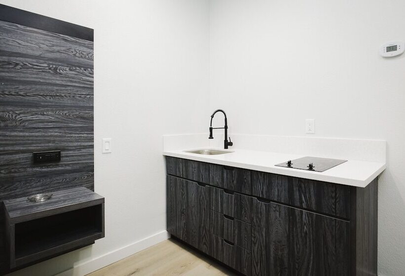 ホテル Sapphire Inn And Suites