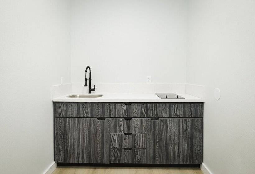 ホテル Sapphire Inn And Suites