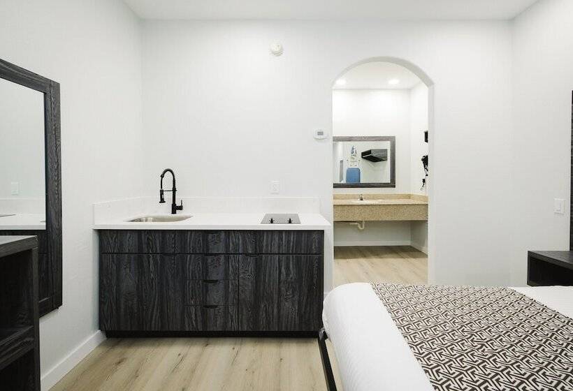 ホテル Sapphire Inn And Suites