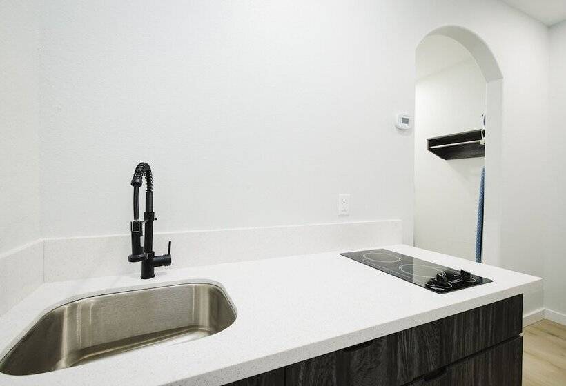 ホテル Sapphire Inn And Suites