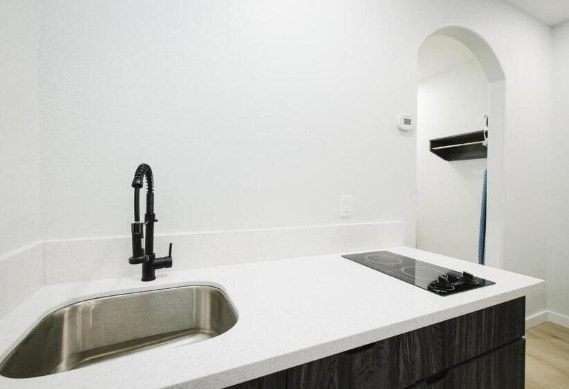 ホテル Sapphire Inn And Suites