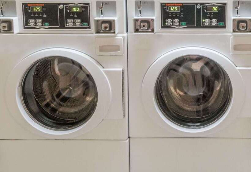 Отель Super 8 By Wyndham Beaumont I 10 College St