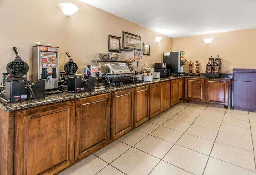 Отель Super 8 By Wyndham Beaumont I 10 College St