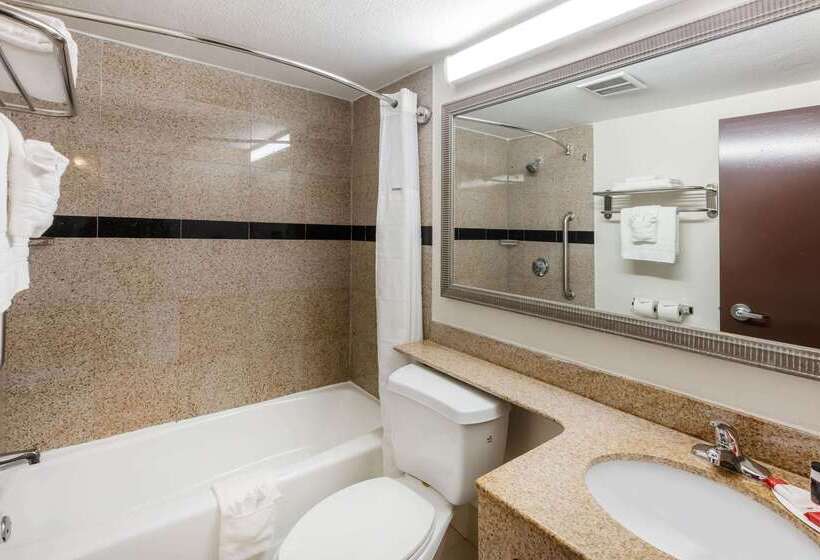 Отель Super 8 By Wyndham Beaumont I 10 College St