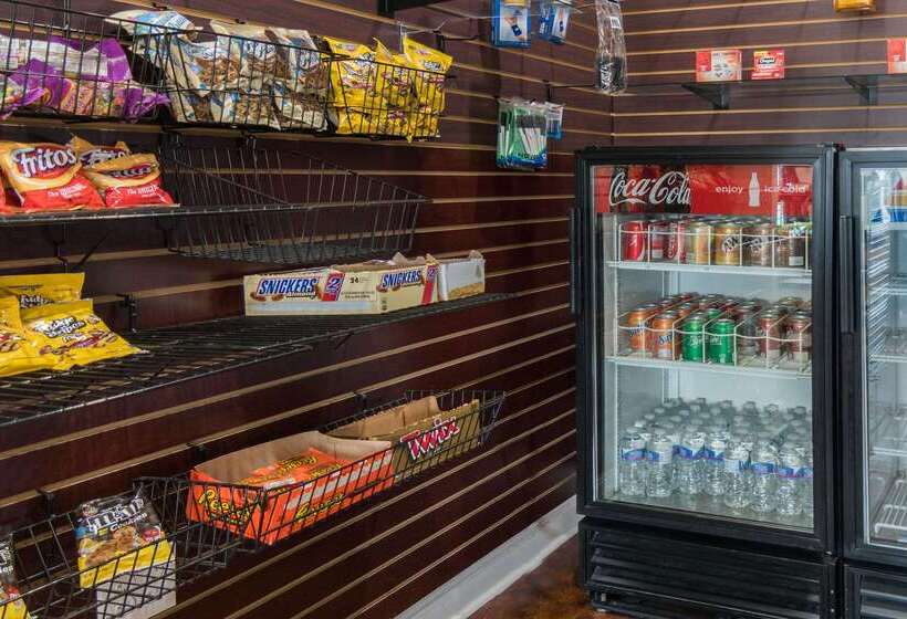 Отель Super 8 By Wyndham Beaumont I 10 College St