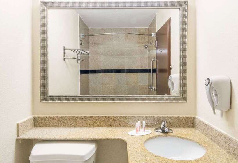 Отель Super 8 By Wyndham Beaumont I 10 College St