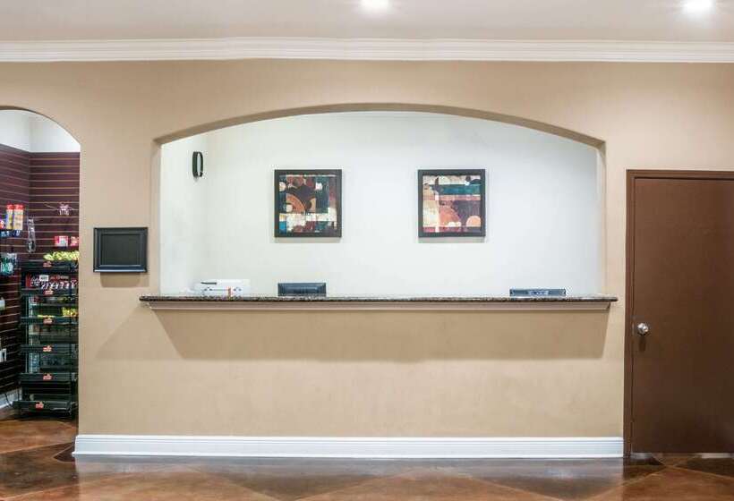 Отель Super 8 By Wyndham Beaumont I 10 College St