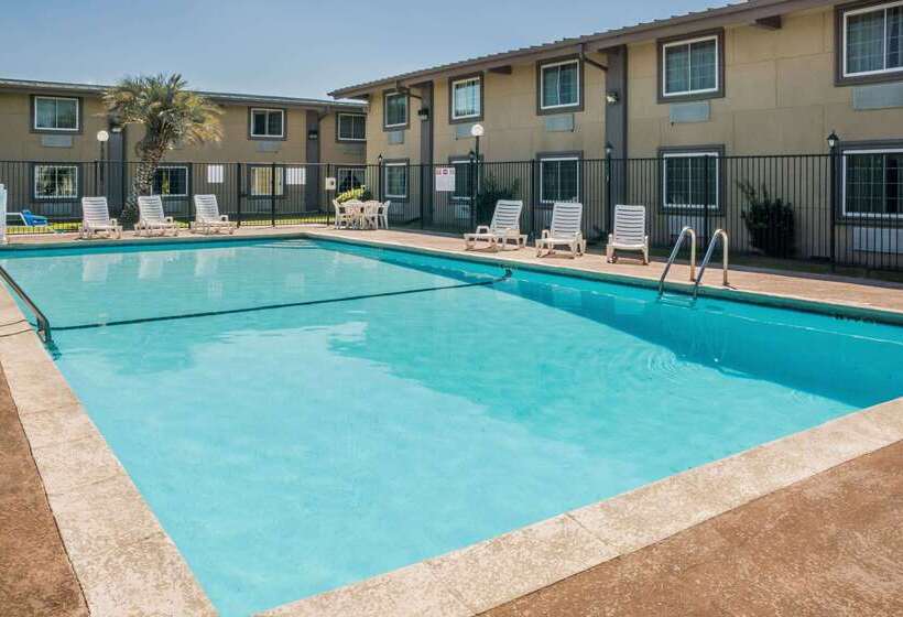 Отель Super 8 By Wyndham Beaumont I 10 College St