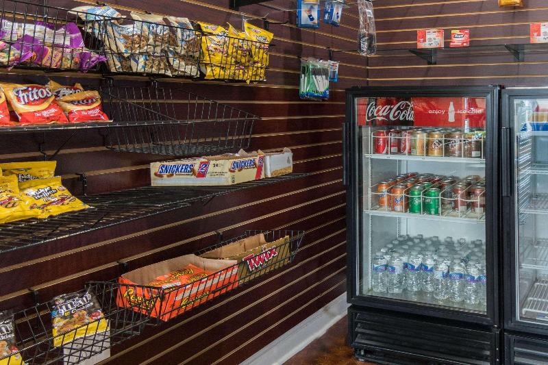 Отель Super 8 By Wyndham Beaumont I 10 College St