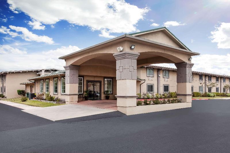 Отель Super 8 By Wyndham Beaumont I 10 College St