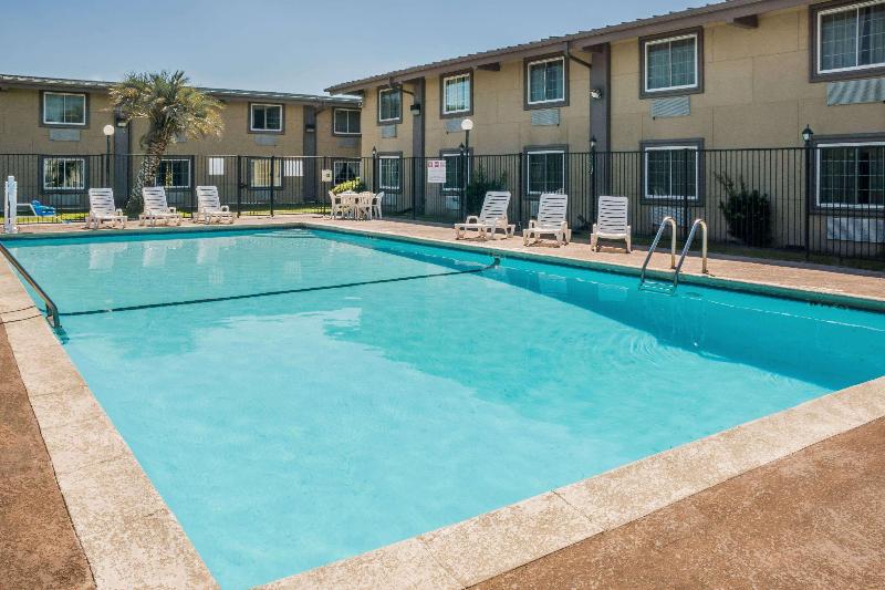 Отель Super 8 By Wyndham Beaumont I 10 College St