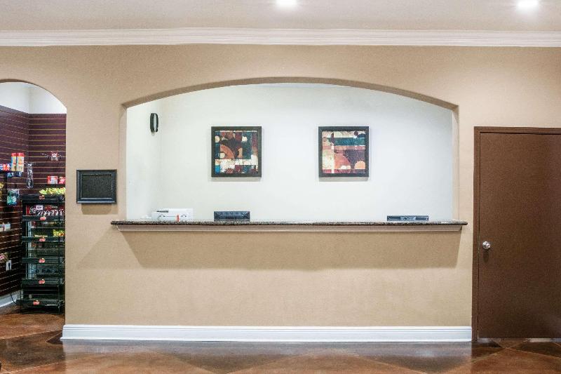 Отель Super 8 By Wyndham Beaumont I 10 College St