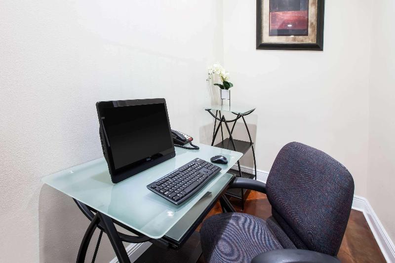 Отель Super 8 By Wyndham Beaumont I 10 College St