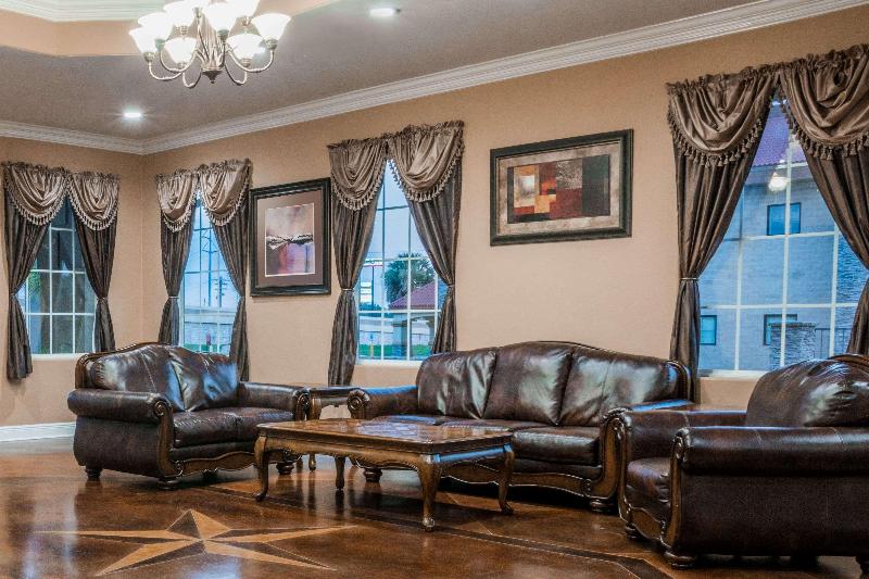 Отель Super 8 By Wyndham Beaumont I 10 College St