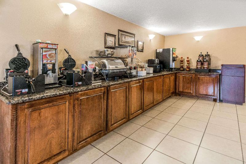 Отель Super 8 By Wyndham Beaumont I 10 College St