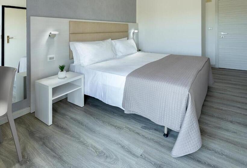 ホテル Zanarini In Centro A Riccione