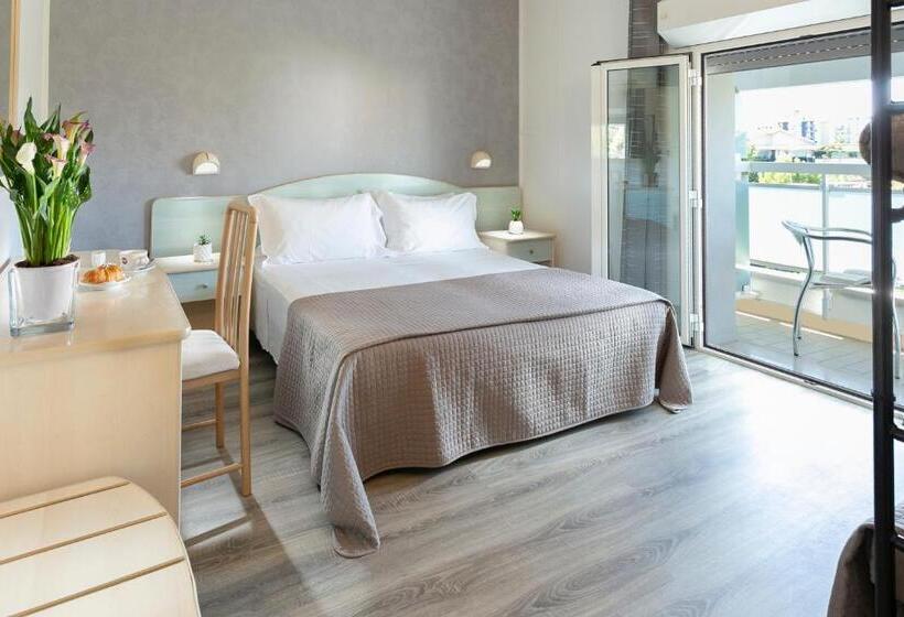 ホテル Zanarini In Centro A Riccione