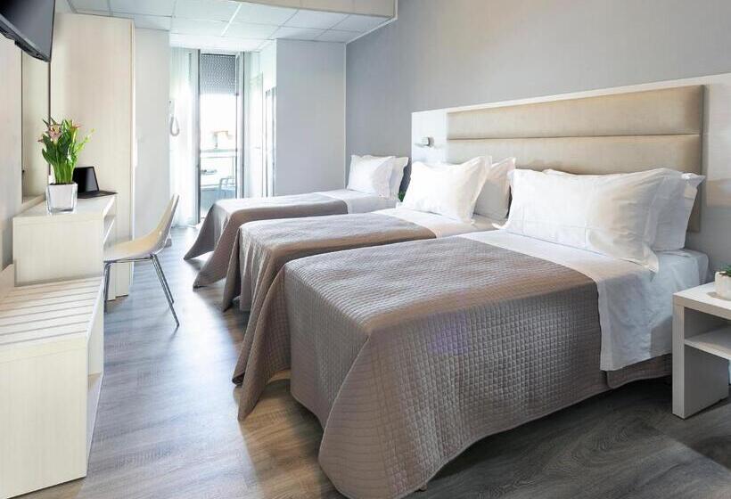 ホテル Zanarini In Centro A Riccione