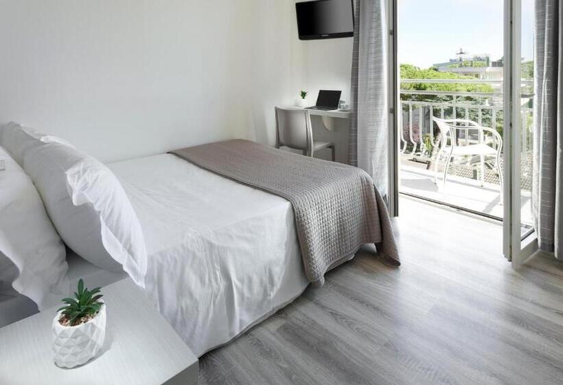 ホテル Zanarini In Centro A Riccione