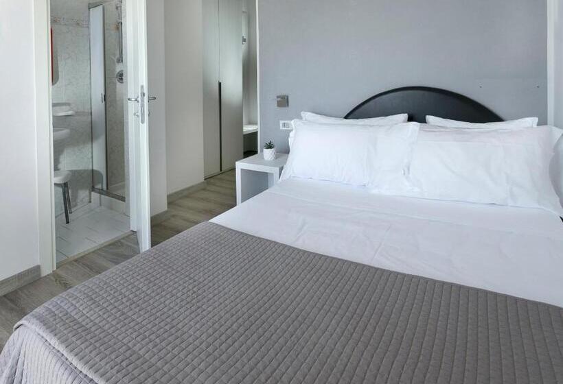 ホテル Zanarini In Centro A Riccione