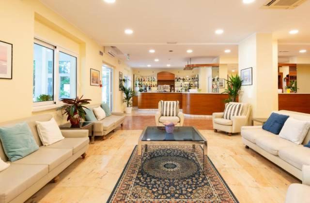 ホテル Zanarini In Centro A Riccione