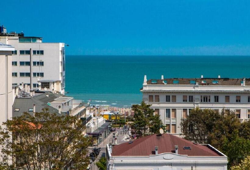 ホテル Zanarini In Centro A Riccione