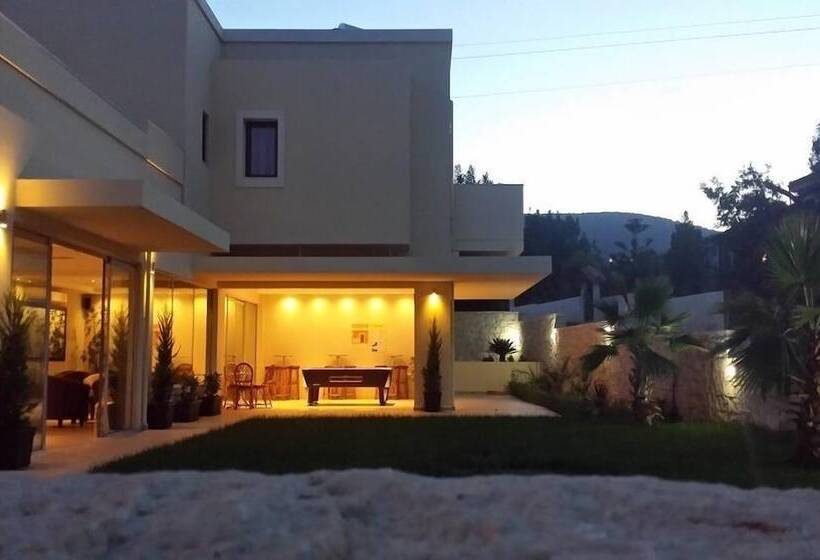 Maria Lambis Apartments