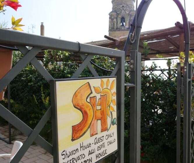 تختخواب و صبحانه Sharon House