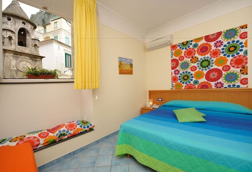 تختخواب و صبحانه Sharon House