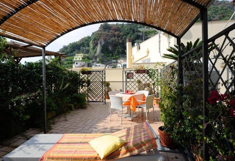 تختخواب و صبحانه Sharon House