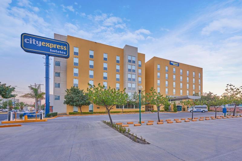 בית מלון כפרי City Express By Marriott Irapuato Norte
