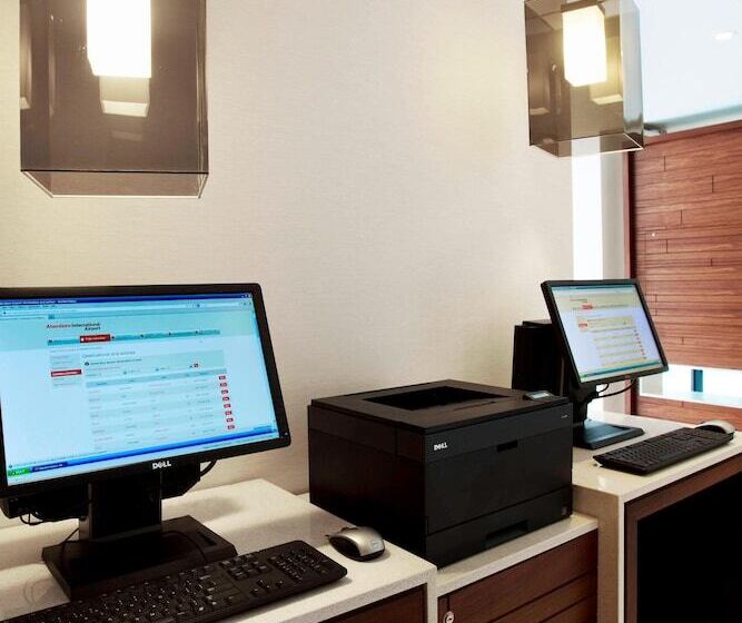 ホテル Courtyard By Marriott Aberdeen Airport