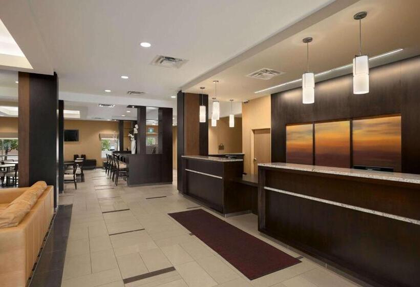 בית מלון כפרי Days Inn & Suites By Wyndham Winnipeg Airport Manitoba