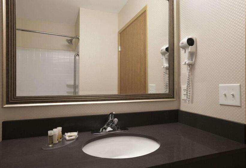 בית מלון כפרי Days Inn & Suites By Wyndham Winnipeg Airport Manitoba