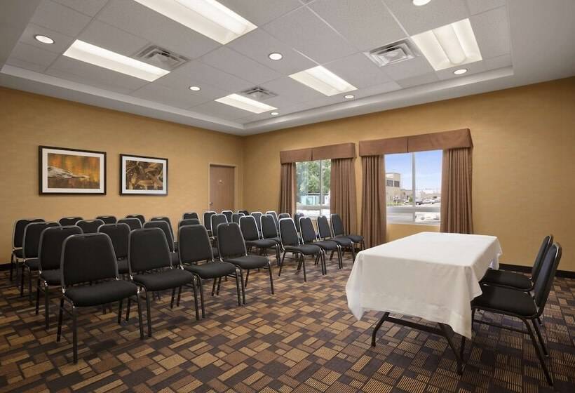 בית מלון כפרי Days Inn & Suites By Wyndham Winnipeg Airport Manitoba