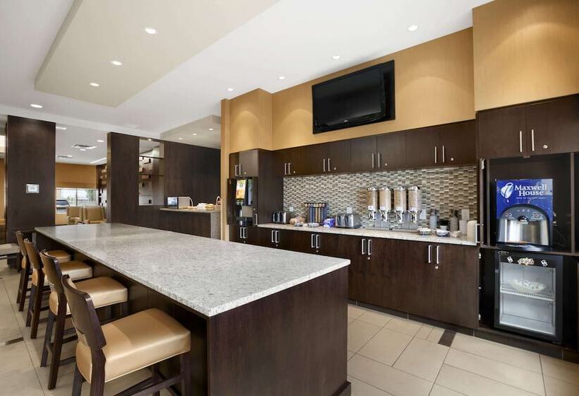 בית מלון כפרי Days Inn & Suites By Wyndham Winnipeg Airport Manitoba