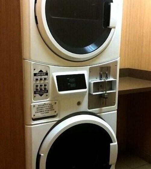 בית מלון כפרי Days Inn & Suites By Wyndham Winnipeg Airport Manitoba