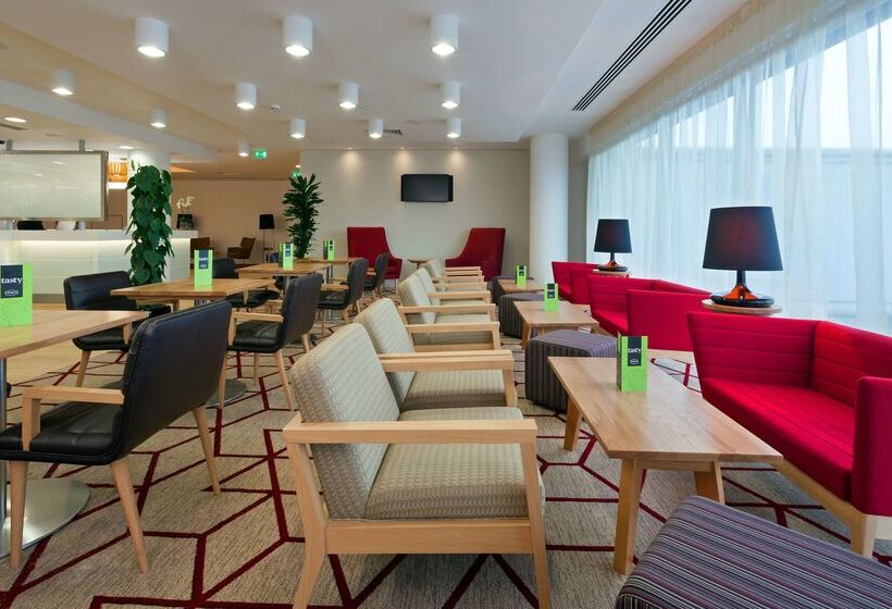 Отель Hampton By Hilton London Gatwick Airport