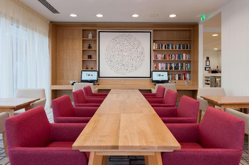 Отель Hampton By Hilton London Gatwick Airport