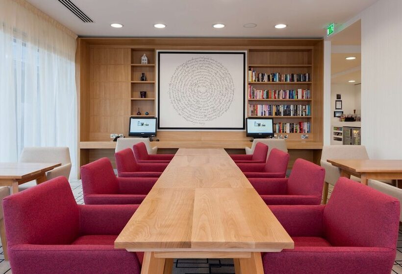 Отель Hampton By Hilton London Gatwick Airport